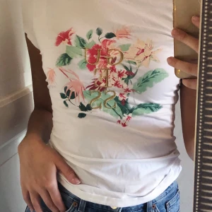 GUESS t-shirt - Jättefin t-shirt från GUESS köpt i Paris. Mycket bra skick. Storlek S, frakt 49kr🤍