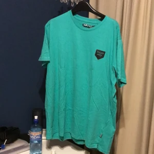 Carlings t-shirt XXL - säljer min t-shirt från carlings då jag aldrig andvänder den. Den är i XXL, så en super skön tröja att bara ha. Köpt för 250 så säljer den för endast 50kr+frakt