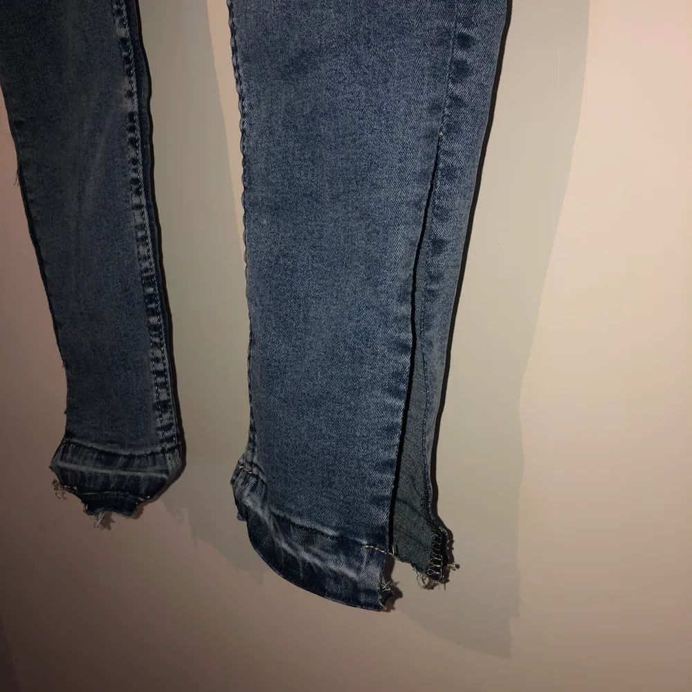 Blå högmidjade jeans med slits i sidan. Långa i benen och stretchiga material, aldrig använda men lapparna är inte kvar. . Jeans & Byxor.