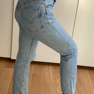 Levis jeans 501 - Levi’s 501 Montgomery baked storlek 25/26. Endast använda 1 gång, nyskick! Frakt TILLKOMMER på 63kr spårbart. 