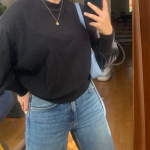 Svart tjocktröja  - Skitsnygg och mysig tjocktröja! Passar XS-S