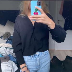 ZARA kofta - Svart kofta från zara. Frakt tillkommer och prisman diskuteras :)