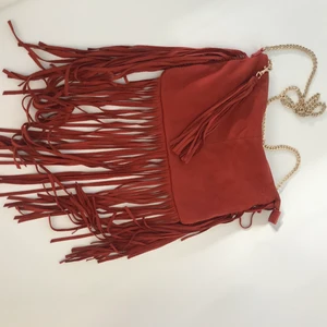 Väska med fransar  - Jätte fin väska ,färg mörk orange 