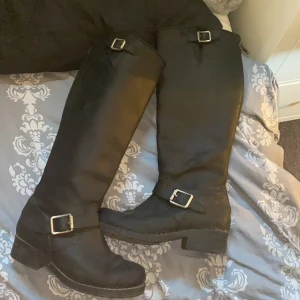 Urban boots höga  - Säljer mina Urban boots höga i storlek 40. Dessa är hel svarta med dragkedja bak och knäppe i fram som detalj. Använts några gånger men valde nya skor till denna vinter 