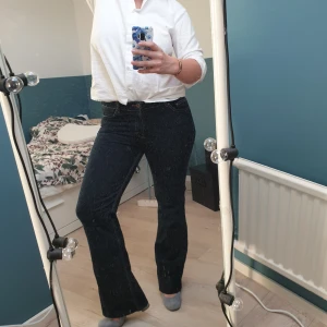 Oasis Bootcut Jeans - Galet snygga och knappt använda. Jag är kär i dessa bootcuts, men är tyvärr för kort för att kunna rocka de. Har klackskor på bilderna, är 167cm, så tippar på att 170+ skulle vara hot as hell i dessa jeans. Inköpta för 799kr, och aldrig använda, men behöver bli av med, så 299kr and their yours<3 