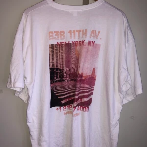 Missguided stork XL/44 - Jättecool missguided oversize T-shirt med tryck på baksidan. Den e använd några gånger. Köparen står för frakt 