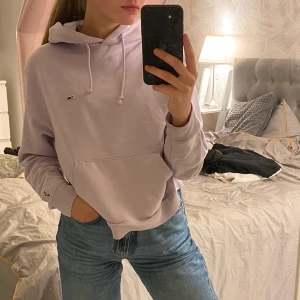 Snyggaste Th hoodien😫 - Supersnygg hoodie från Tommy hilfiger, köpt förra sommaren på mk och i jättefint skick! Nypris 1200kr säljer för 300