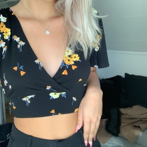 Blommig topp - Blommig topp från hm 