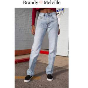 Köpa på plick men var för korta för mig (180cm) jättefina LowWaist jeans från brandy melville modellen heter low rise 90s jeans långa i benen. Helt oanvända med lapp kvar köpta för 450kr!