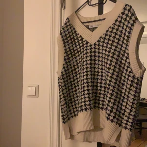 Zara väst - Säljer denna fina väst från zara, strl. M! Men passar även mig som bär S! Superbra skick bara använd några få gånger