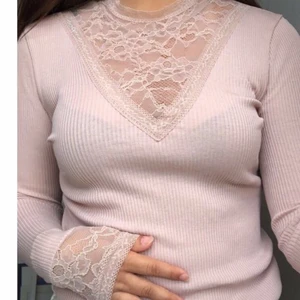 Spetströja - Sjukt fin gammelrosa tröja med spets urringning och spetsdetaljer på ärmarna. Även volanger nertill😋 använd en gång, köpt på second hand. Står ingen storlek men passar S/M beroende vad man vill ha för passform. Färgen syns bättre på andra bilden💗💗frakt tillkommer/möts upp
