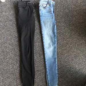 Tajta jeans från bikbok. Dom svarta är använda men inga hål eller fläckar. Och dom blåa är helt oanvända. Båda för 200. Eller svarta: 100 och blåa 150😊💓