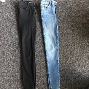 Bikbok jeans - Tajta jeans från bikbok. Dom svarta är använda men inga hål eller fläckar. Och dom blåa är helt oanvända. Båda för 200. Eller svarta: 100 och blåa 150😊💓