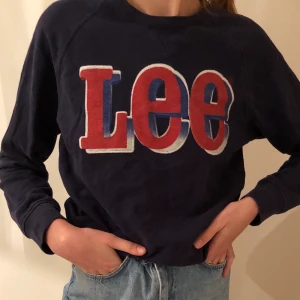 Collegetröja  - Blå ”vintage” inspirerad tröja från Lee i storlek M. Köptes på carlings för 800kr. Super skönt och stretchigt material och snygg till allt!! Fraktkostnad tillkommer eller hämtas upp på Södermalm!🥰