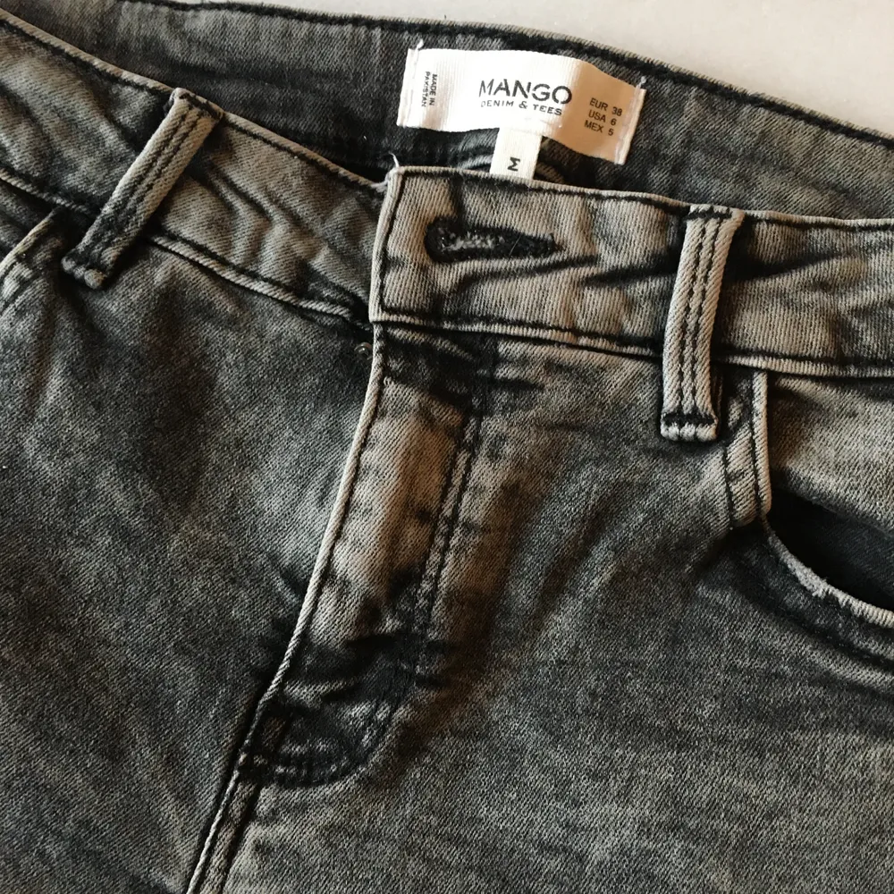 Snygga svarta jeans inköpa på Mango. Ej använda mycket så de är väl bevarade. . Jeans & Byxor.