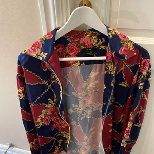 En festlig Silkes skjorta från Zara -  Gott som ny och bra kvalitet!