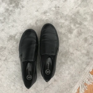 Michael Kors skor  - Köpt på NK för 1099kr, knappt använda/mycket bra skick. 