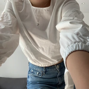 Topp/blus - Superfin vit blus/topp i storlek 36 från Chiquelle. 😍 Startpris 250 kr plus frakt. 🤍