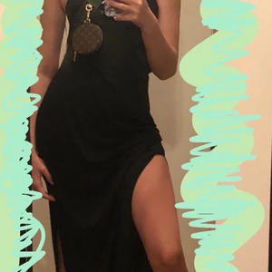 Svart klänning med slits - Jättefin sommar klänning med slits från bik bok💕Använd fåtals gånger men i jättefint skick✨har slits på båda sidorna och har som ett resårband i midjan så klänningen delas upp lite som man kan se på bild🌸