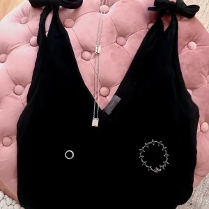 Filippa K  - Otroligt härligt och stilrent linne från Filippa K.                81% viskosen 15% polyamide 4% elasthane