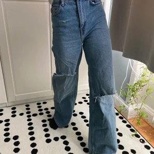 Jeans - Detta är Ace jeansen från Weekday med lite ändringar, två hål fram och bak och några slitningar här och där. Nypris är 600 men säljer för 100. Storlek är 24/32 men skulle säga att midjan är 25 då byxorna töjts ut(och kan töjas mer om så behövs). 