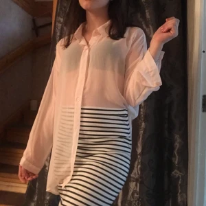 Rosa mesh skjorta  bikbok strl S - En väldigt fin skjorta som är i mesh material och därmed genomskinlig. Modern och trendig! Nyskick! 44 kr frakt!