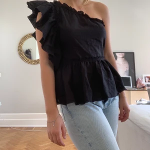 Top/linne från IRO paris - En svart topp som har volanger vid ena sidan. Aldrig använd, väldigt bra skick.