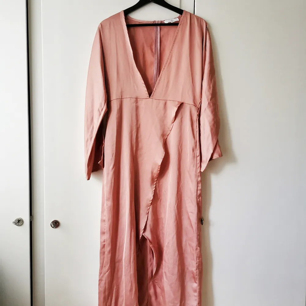 Härlig smutsrosa festklänning från Missguided. Köpt secondhand men aldrig använd mig. Materialet är glansigt och fint. Passar XS-S. Lite lång för mig som är 1,56 cm 😅 Bandet i midjan saknas så jag säljer den billigt 💲💲 Köparen står för frakt 💋. Klänningar.