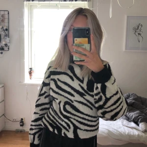 Stickad tröja - Supersnygg tröja i bra skick, väldigt skön å perfekt nu till hösten/vintern 💖💞💞🥰🤩💖💘strl S men passar xs-m beroende på hur man vill att det ska sitta :))) 