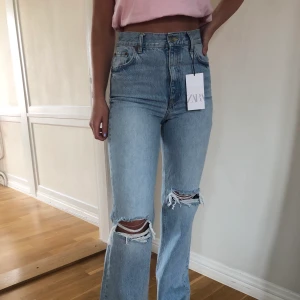 Zara jeans storlek 36 - Säljer nu mina jeans från Zara. Jeansen är väldigt långa men man klipper dom efter den längden man önskar. Buda gärna i kommentarerna💗