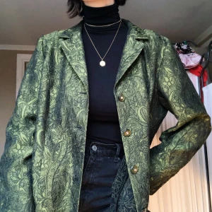 Grön vintage-kavaj - Säljer denna jättefina gröna kavaj, köpt på second hand i Berlin. Storlek 46, sitter oversized på nån som har M. och i superfint skick, säljer då den tyvärr inte kommer till användning längre. 80 kr eller budgivning i kommentarerna. Kund står för frakt💚
