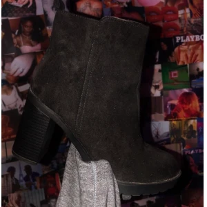 svarta boots m klack - knappt använda boots m klack använda 1 gång fint skick utan märken / smuts. köpta för 700kr säljs för 200 + frakt stl 39