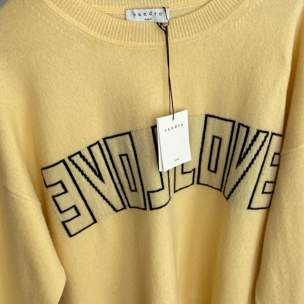 Köpt i somras på NK. Intressekoll. En väldigt fin och skön ljusare gul tröja. Original pris 2089. Den är sparsamt använd. Stickat.