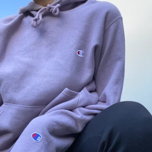 Hoodie - super fin och super mysig hoodie ifrån champion, storlek S men sitter ganska oversized. Super bra skick!!💗💗💗 frakt tillkommer✨✨ buda i kommentarerna!!⚡️ högsta bud 430kr!!⚡️✨⚡️💗 budgivningen slutar idag 00:00