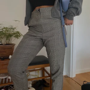 Rutiga byxor - As härliga rutiga kostymbyxor. Får tyvärr inte användning av de då det är lite stora för mig. Passar S-M