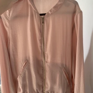 Tunnjacka/kofta - Rosa tunnare jacka/kofta med dagkedja i guld. 50kr ink frakt! 🚚 