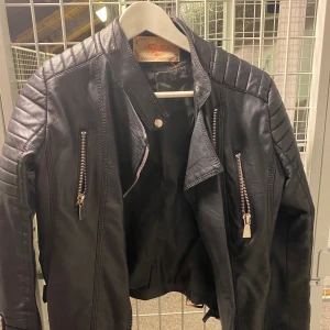 Chiquelle skinnjacka  - En svart skinnjacka från chiquelle. Använd under hösten 2018 men är i fint skick.stl 40 men passar även för stl38. Ordinarie pris 700kr men säljer billigt pga en trasig söm i jackans inne foder men inget som märks. 