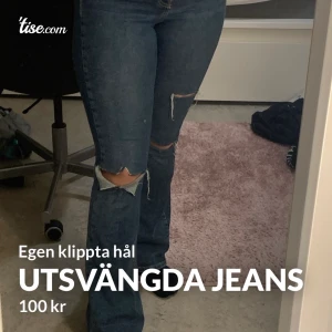 Bootcut jeans - Säljer ett par jättefina men för stora blåa boot cut jeans med egen klippta hål från topshop. Jättefint skick och super stretchiga. W32 L32