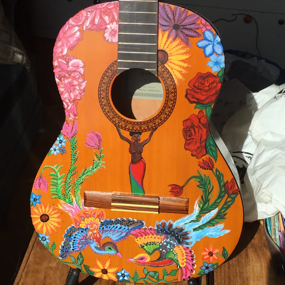 Jag målar en del och efter att ha målat denna gitarr till en bekant tänkte jag lägga ut här. Är någon intresserad av att få nått målat, hör gärna av er 🌸🌸. Övrigt.