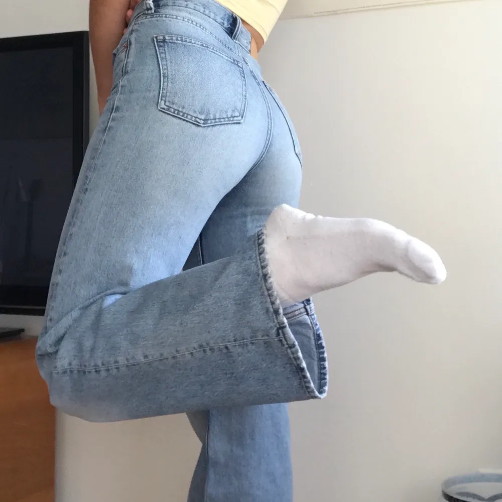 Populära jeans från monki modell yoko i storlek 27 Jag är 172 cm lång. frakt tillkommer på 63 kr! ‼️BUDA‼️ i KOMMENTARERNA . Jeans & Byxor.