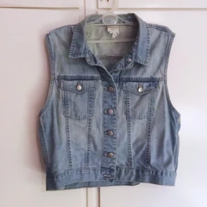  - Jeansväst från Monki.