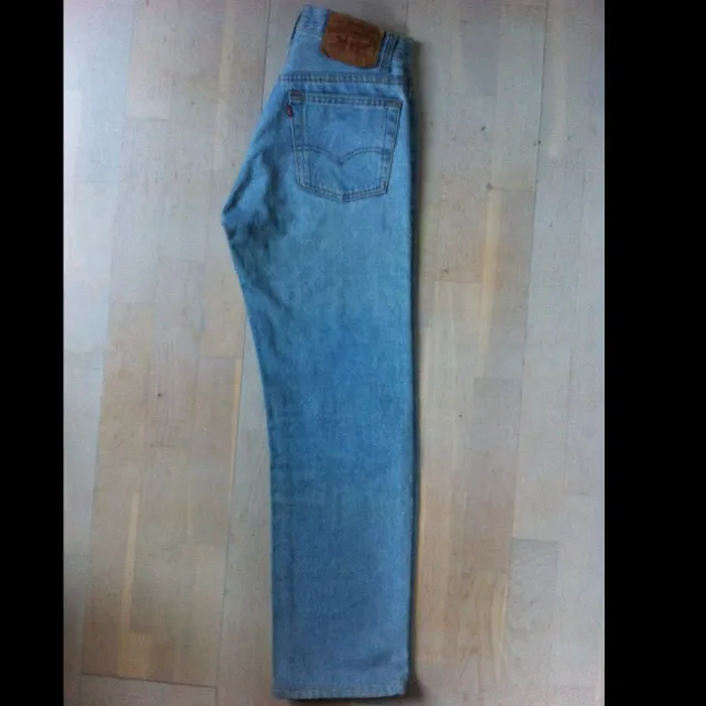 Levi's 501 med hög midja, perfekta att klippa av till shorts om man är sugen på det.. Jeans & Byxor.