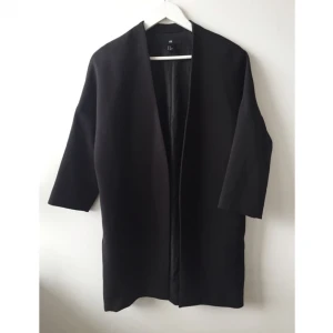  - Oversized kappa med kortare vida ärmar. Jättesnygg! Använd ett fåtal gånger. Säljes ENDAST för att plånkan är tom för denna stackars student 💔