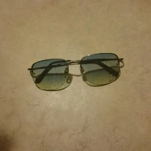  - Solglasögon 😎, fint skick använda 2 ggr bara. förhandlingsbart! 