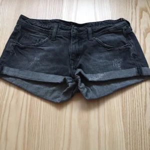  - Gråa denim shorts från HM. I fint skick.