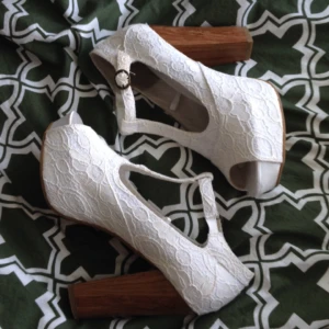  - Klackskor från skopunkten, stl 38, använda under en dag, gärna betalning via swish, eventuell frakt betalar köparen