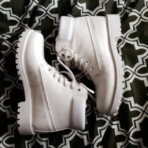  - Ett par kängor från Nelly, stl 39, använda en gång, tar gärna emot betalning via swish, om det måste fraktas betalar köparen.