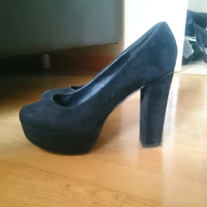  - De perfekta pumpsen från Bikbok! Sammetsliknande yta och i mycket fint skick, har används exakt 2 ggr. 