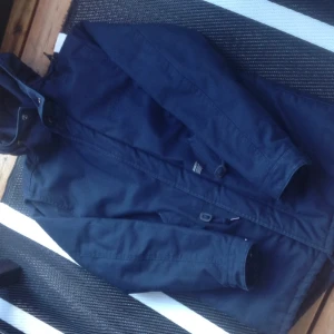  - Vinterjacka från Carharrt i mörkblå. Sparsamt använd, pris kan diskuteras vid snabb affär. Finns i Sthlm. 