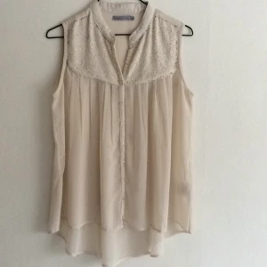  - Naturfärgad/ljust beige från Soaked in luxury 
Använd 1 gång.